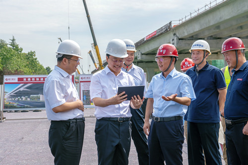 劉運市長(cháng)來(lái)集團調研并視察集團承建寶通街工程
